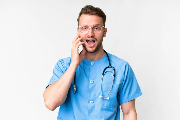 Jonge Verpleegkundige Man Geïsoleerde Witte Achtergrond Met Verrassing Geschokt Gezicht — Stockfoto