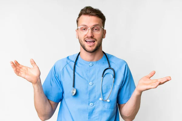 Jonge Verpleegkundige Man Geïsoleerde Witte Achtergrond Met Geschokte Gezichtsuitdrukking — Stockfoto
