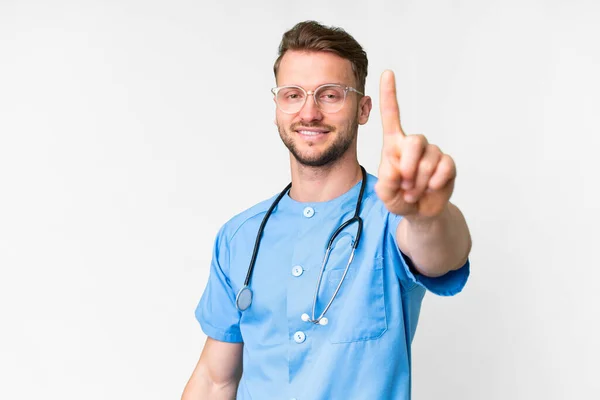 Junge Krankenschwester Mann Über Isolierten Weißen Hintergrund Zeigt Und Hebt — Stockfoto