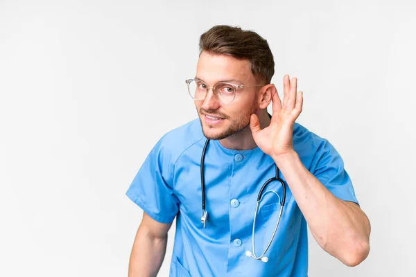 Jovem Enfermeira Homem Sobre Isolado Fundo Branco Ouvir Algo Colocando — Fotografia de Stock