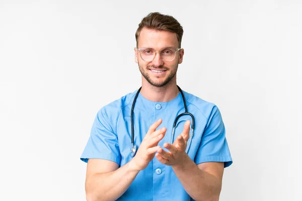 Jovem Enfermeira Homem Sobre Fundo Branco Isolado Aplaudindo Após Apresentação — Fotografia de Stock