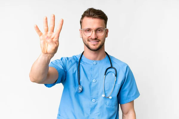 年轻的护士在孤独的白色背景上快乐地数着四个手指 — 图库照片
