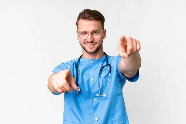 Junger Krankenpfleger Vor Isoliertem Weißen Hintergrund Zeigt Lächelnd Mit Dem — Stockfoto