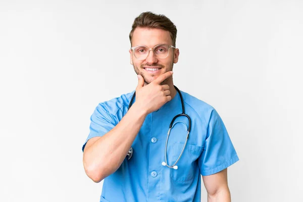 Jonge Verpleegkundige Man Geïsoleerde Witte Achtergrond Glimlachen — Stockfoto