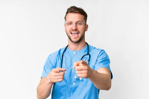 Jonge Verpleegkundige Man Geïsoleerde Witte Achtergrond Wijzen Naar Voorkant Glimlachen — Stockfoto