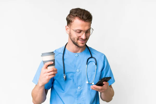Junge Krankenschwester Mann Über Isolierten Weißen Hintergrund Hält Kaffee Zum — Stockfoto