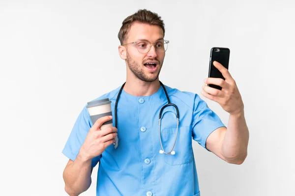 Young Nurse Man Isolated White Background Holding Coffee Take Away — Stock Photo, Image