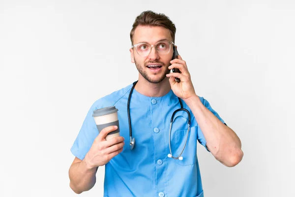 Jonge Verpleegkundige Man Geïsoleerde Witte Achtergrond Met Koffie Mee Nemen — Stockfoto