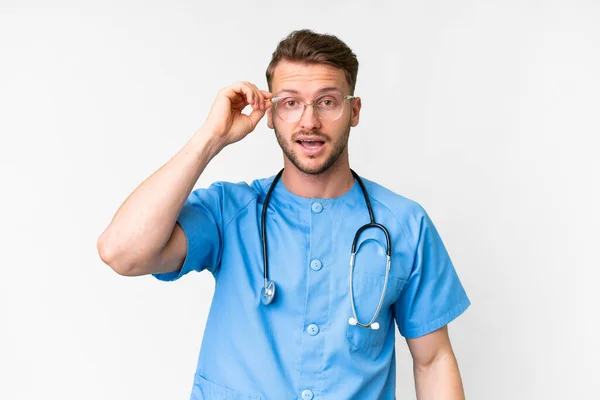Jonge Verpleegkundige Man Geïsoleerde Witte Achtergrond Met Bril Verrast — Stockfoto