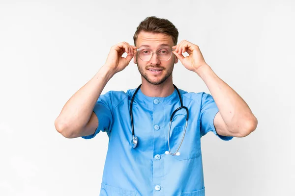 Junge Krankenschwester Mann Über Isolierten Weißen Hintergrund Mit Brille Und — Stockfoto