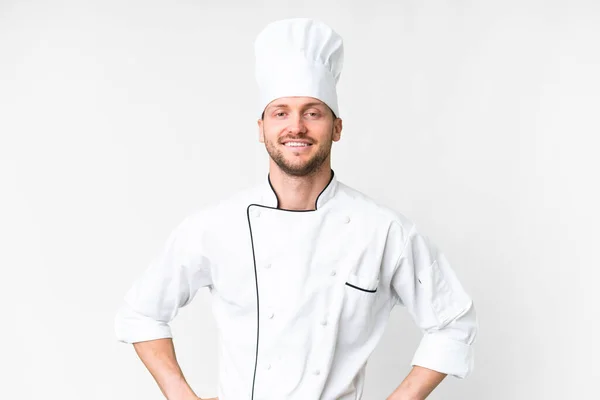 Jovem Chef Caucasiano Sobre Fundo Branco Isolado Posando Com Braços — Fotografia de Stock