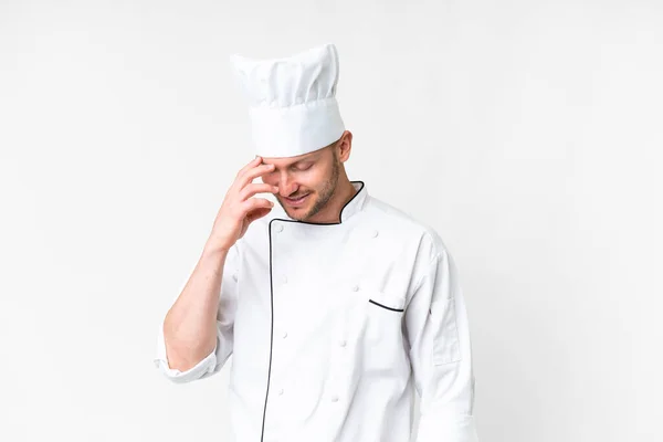 Jonge Kaukasische Chef Kok Geïsoleerde Witte Achtergrond Lachen — Stockfoto