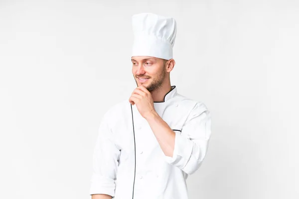 Jonge Kaukasische Chef Kok Geïsoleerde Witte Achtergrond Kijken Naar Zijkant — Stockfoto