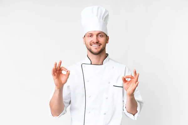 Jovem Chef Caucasiano Sobre Fundo Branco Isolado Mostrando Sinal Com — Fotografia de Stock