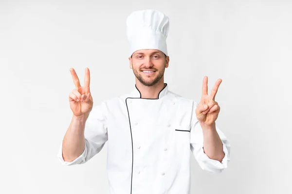 Giovane Chef Caucasico Sfondo Bianco Isolato Mostrando Segno Vittoria Con — Foto Stock