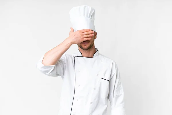 Joven Chef Caucásico Sobre Fondo Blanco Aislado Cubriendo Los Ojos — Foto de Stock