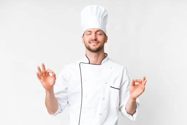Jovem Chef Caucasiano Sobre Fundo Branco Isolado Pose Zen — Fotografia de Stock