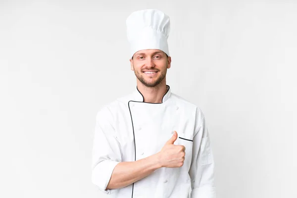 Jonge Kaukasische Chef Kok Geïsoleerde Witte Achtergrond Geven Een Duim — Stockfoto