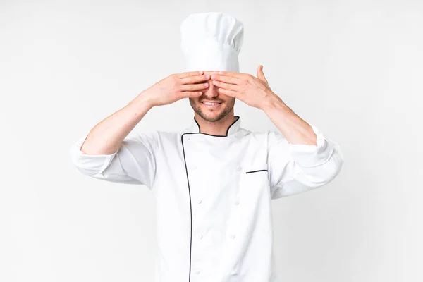 Jeune Chef Caucasien Sur Fond Blanc Isolé Couvrant Les Yeux — Photo