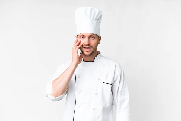 Junger Kaukasischer Koch Vor Isoliertem Weißen Hintergrund Mit Überraschung Und — Stockfoto