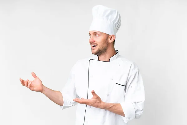 Junge Kaukasische Koch Über Isolierten Weißen Hintergrund Mit Überraschung Gesichtsausdruck — Stockfoto