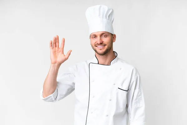 Jonge Kaukasische Chef Kok Geïsoleerde Witte Achtergrond Salueren Met Hand — Stockfoto