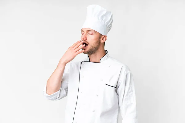 Jeune Chef Caucasien Sur Fond Blanc Isolé Bâillant Couvrant Bouche — Photo