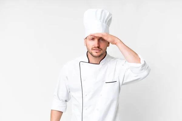 Jovem Chef Caucasiano Sobre Fundo Branco Isolado Olhando Para Longe — Fotografia de Stock