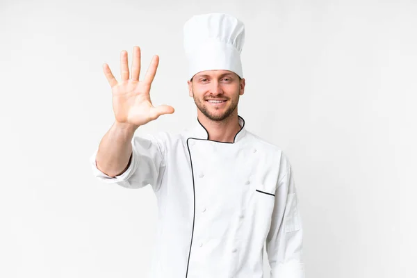 Jovem Chef Caucasiano Sobre Fundo Branco Isolado Contando Cinco Com — Fotografia de Stock