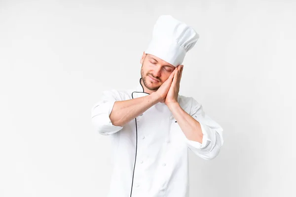Jeune Chef Caucasien Sur Fond Blanc Isolé Faisant Geste Sommeil — Photo
