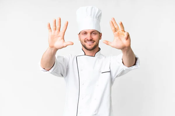 Jeune Chef Caucasien Sur Fond Blanc Isolé Comptant Neuf Avec — Photo