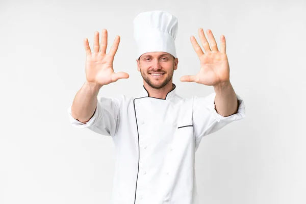 Jonge Kaukasische Chef Kok Geïsoleerde Witte Achtergrond Tellen Tien Met — Stockfoto