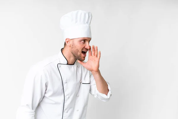 Jeune Chef Caucasien Sur Fond Blanc Isolé Criant Avec Bouche — Photo