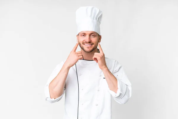 Jonge Kaukasische Chef Kok Geïsoleerde Witte Achtergrond Glimlachend Met Een — Stockfoto