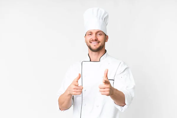 Jeune Chef Caucasien Sur Fond Blanc Isolé Pointant Vers Avant — Photo