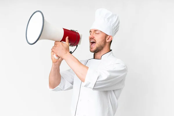 Giovane Chef Caucasico Sfondo Bianco Isolato Gridando Attraverso Megafono — Foto Stock