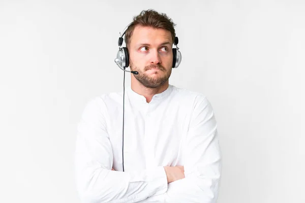 Telemarketer Kaukaski Mężczyzna Pracuje Zestawu Słuchawkowego Pojedynczym Białym Tle Wątpliwość — Zdjęcie stockowe