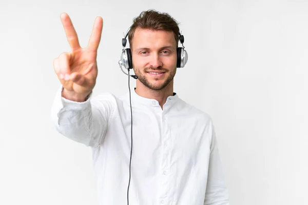 Telemarketer Biały Człowiek Pracuje Zestawu Słuchawkowego Odizolowanym Białym Tle Uśmiechając — Zdjęcie stockowe