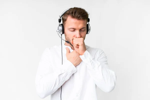 Telemarketer Biały Mężczyzna Pracuje Zestawu Słuchawkowego Izolowanym Białym Tle Cierpi — Zdjęcie stockowe