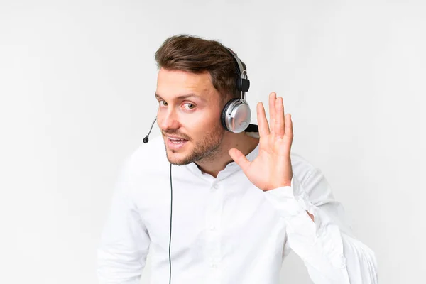 通过将手放在耳朵上的方式 远程听者用耳机在孤立的白色背景上工作 听着什么东西 — 图库照片