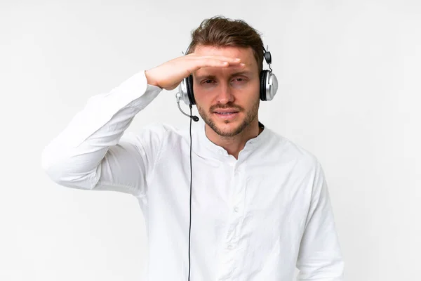 Telemarketer Caucasiano Homem Trabalhando Com Fone Ouvido Sobre Fundo Branco — Fotografia de Stock