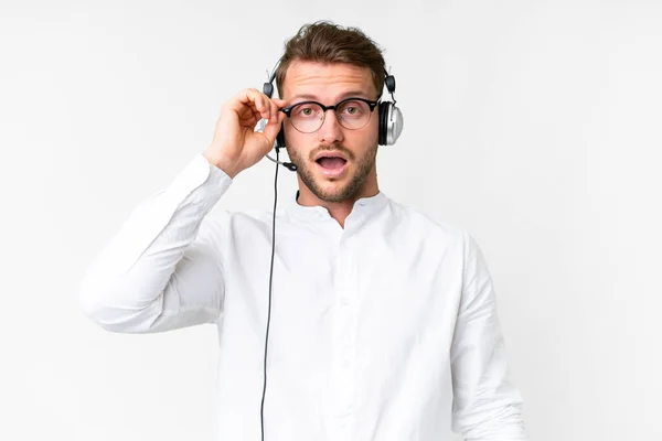 Telemarketer Běloch Muž Pracující Sluchátky Přes Izolované Bílé Pozadí Brýlemi — Stock fotografie