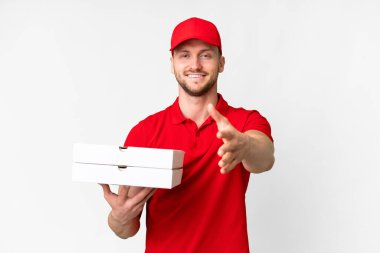 Pizza teslimatçısı üniformalı adam izole edilmiş beyaz arka planda pizza kutuları alıyor ve iyi bir anlaşma için el sıkışıyor.