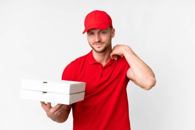 Pizza teslimatçısı üniformalı adam izole edilmiş beyaz arka planda pizza kutuları alıyor ve gülüyor.