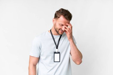 İzole edilmiş beyaz arka planda, kimliği olan beyaz bir adam gülüyor.