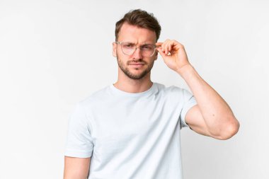 Gözlüklü ve hayal kırıklığına uğramış bir ifadeyle soyutlanmış beyaz bir geçmişi olan yakışıklı beyaz bir adam.