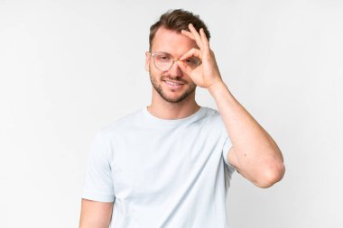 İzole edilmiş beyaz bir geçmişi olan, neşeli bir ifadesi olan yakışıklı beyaz bir adam.