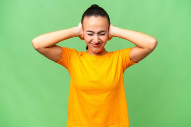 Tecrit edilmiş genç bir Arap kadın hayal kırıklığına uğramış ve kulaklarını tıkamış.