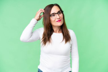 Orta yaşlı kadın izole edilmiş krom anahtar geçmişi var. Kafasını kaşırken şüpheleri var.