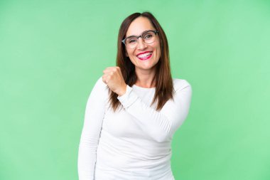 Orta yaşlı kadın izole edilmiş krom anahtar geçmişi zaferi kutluyor.